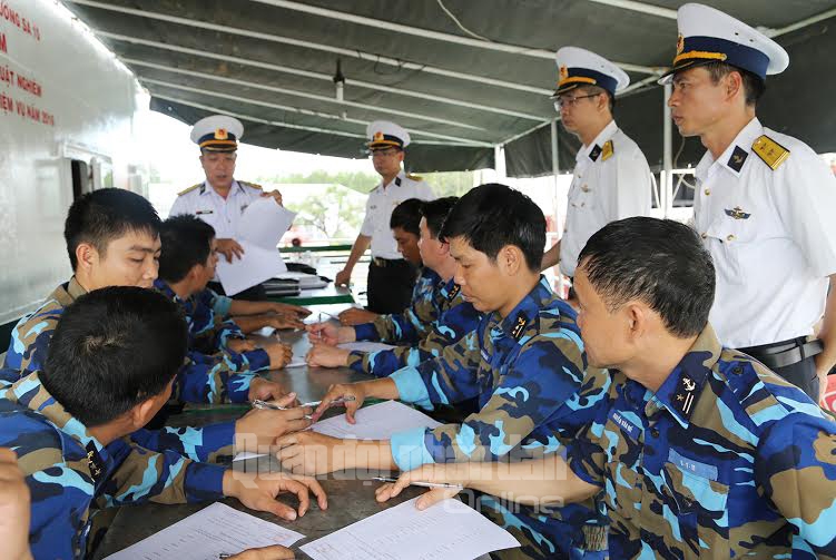 Cán bộ, chiến sĩ Tàu Trường Sa 10, Lữ đoàn 125 thực hiện thi nội dung chính trị.